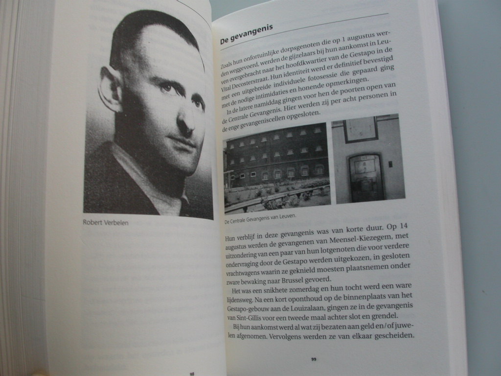 Van Laere Een klein dorp Een zware tol (gesigneerd)