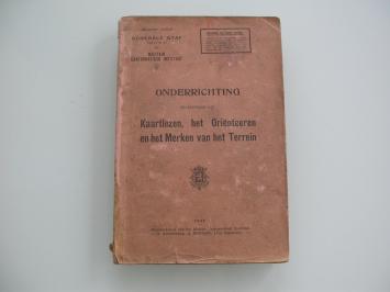 Onderrichting kaartlezen, het oriënteeren en het merken van het terrein