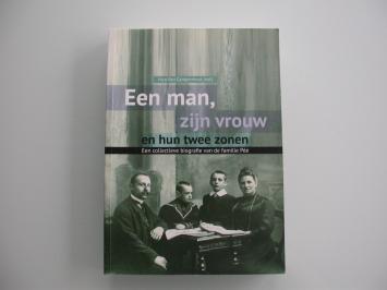 Van Campenhout Een man, zijn vrouw en hun twee zonen gesigneerd