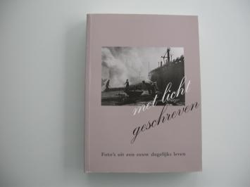 voorkant boek met licht geschreven