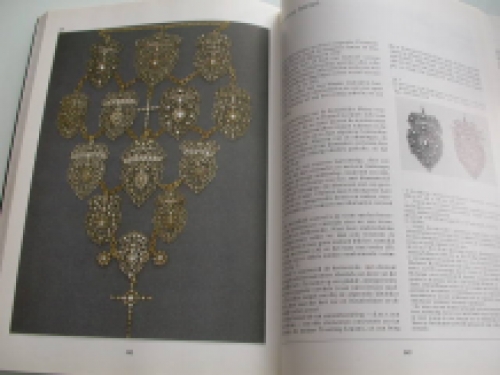Uit de sacristie: textiel en juwelen in kerkelijk bezit in de provincie Antwerpen