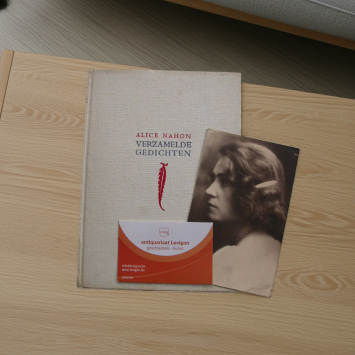 Nahon, Alice Verzamelde gedichten met originele postkaart